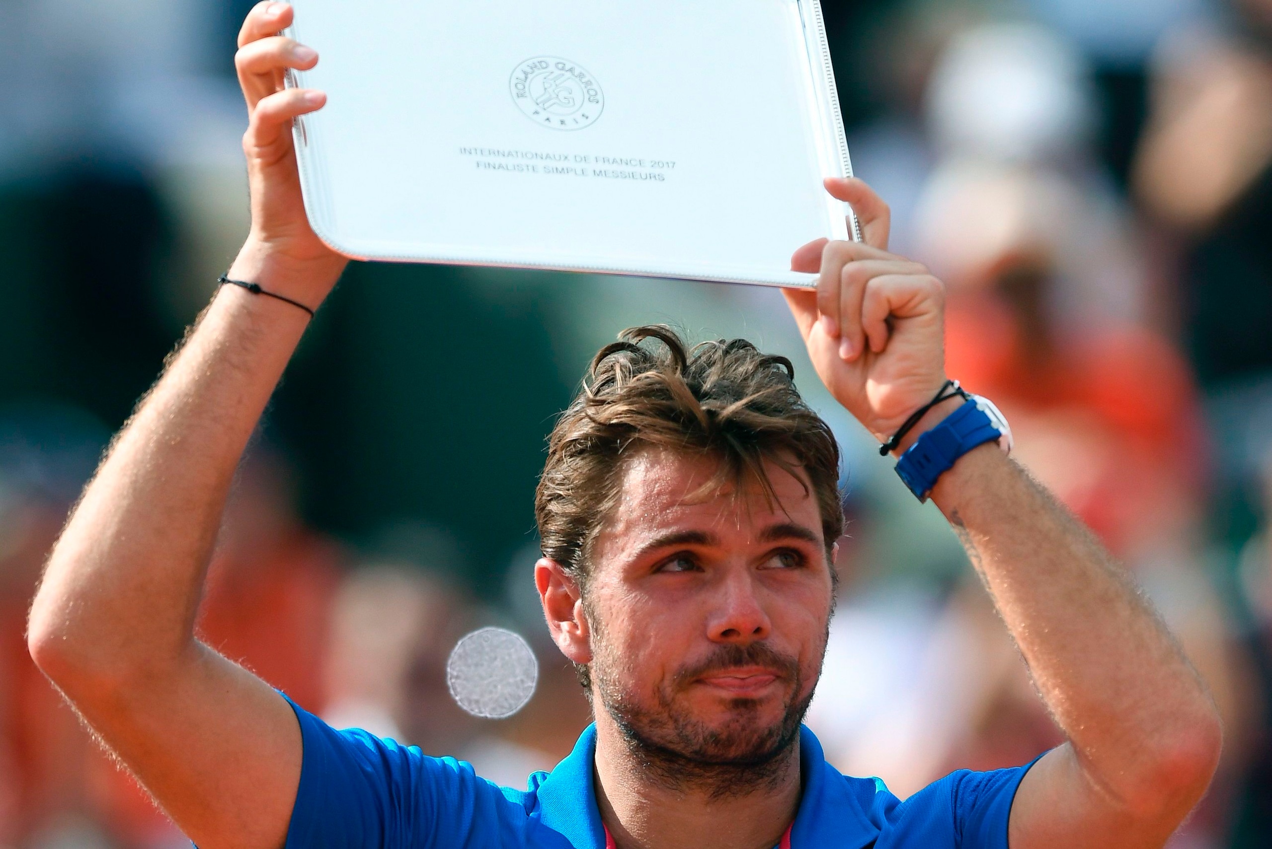 Switzerland's Stanislas Wawrinka poses with his trophy after Spain's Rafael Nadal won their men's final tennis match at the Roland Garros 2017 French Open on June 11, 2017 in Paris. / AFP PHOTO / FRANCOIS XAVIER MARIT (Photo credit should read FRA Switzerland's Stanislas Wawrinka poses with his trophy after Spain's Rafael Nadal won their men's final tennis match at the Roland Garros 2017 French Open on June 11, 2017 in Paris. / AFP PHOTO / FRANCOIS XAVIER MARIT (Photo credit should read FRA
