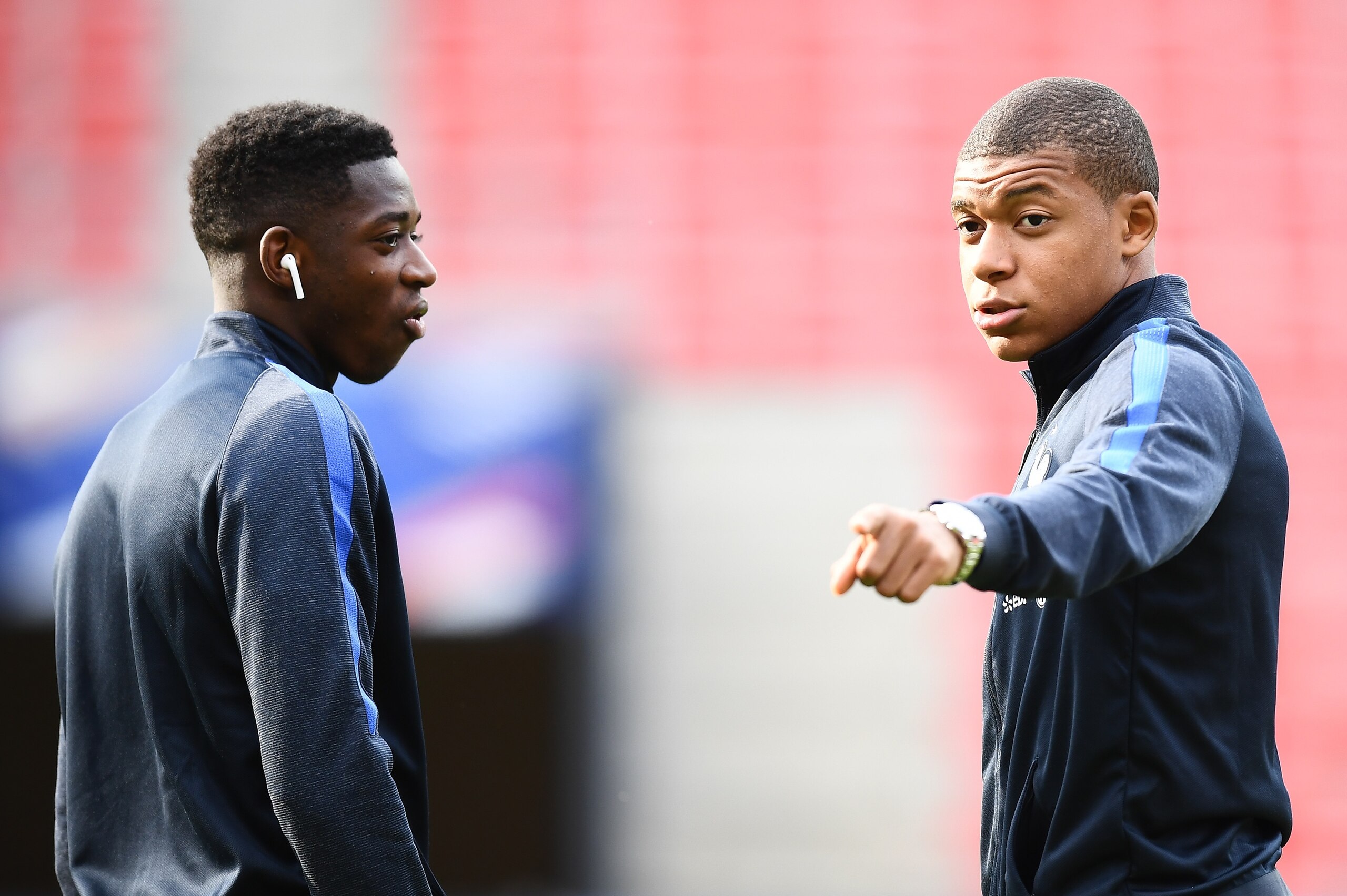 France's forward Ousmane Dembele (L) speaks with France's forward Kylian Mbappe ahead of the friendly football match France vs Paraguay on June 2, 2017 at the Roazhon Park stadium in Rennes.  / AFP PHOTO / FRANCK FIFE        (Photo credit should read FRAN