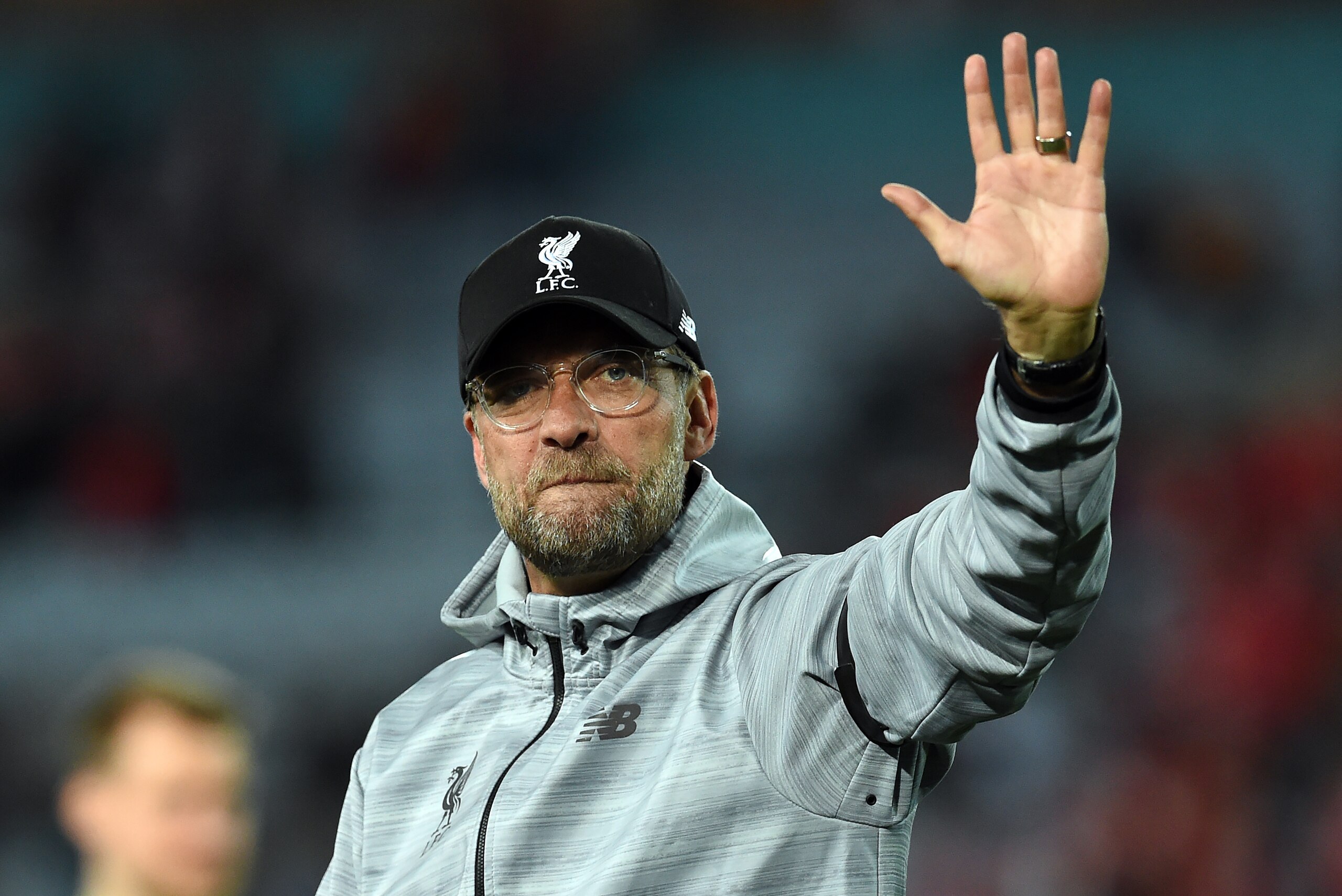 Liverpool coach Jurgen Klopp waves to the fans after their end-of-season friendly football match against Sydney FC at the Olympic Stadium in Sydney on May 24, 2017. / AFP PHOTO / SAEED KHAN / IMAGE RESTRICTED TO EDITORIAL USE - STRICTLY NO COMMERCIAL USE 
