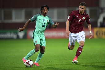Portugal's forward Gelson Martins (L) and Latvia's Vitalijs Maksimenko vie for the ball during the FIFA World Cup 2018 qualification football match between Latvia and Portugal in Riga, on June 9, 2017. / AFP PHOTO / JANEK SKARZYNSKI        (Photo credit s