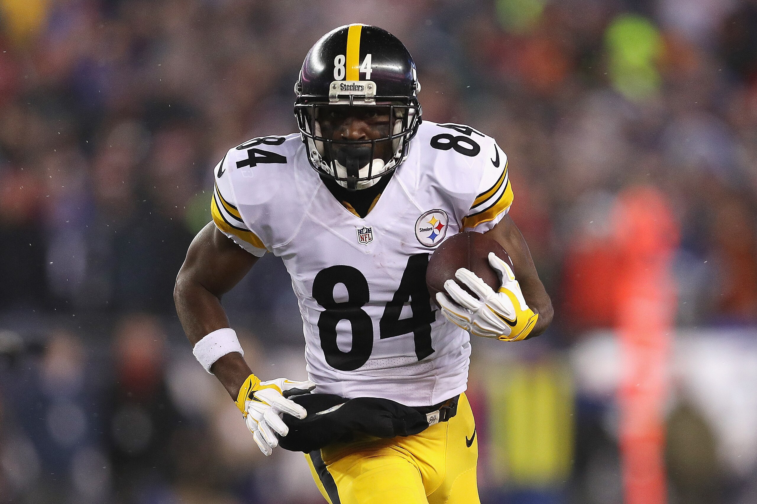 FOXBORO, MA - JANUARY 22:  Antonio Brown #84 of the Pittsburgh Steelers runs with the ball against the New England Patriots in the AFC Championship Game at Gillette Stadium on January 22, 2017 in Foxboro, Massachusetts.  (Photo by Patrick Smith/Getty Imag