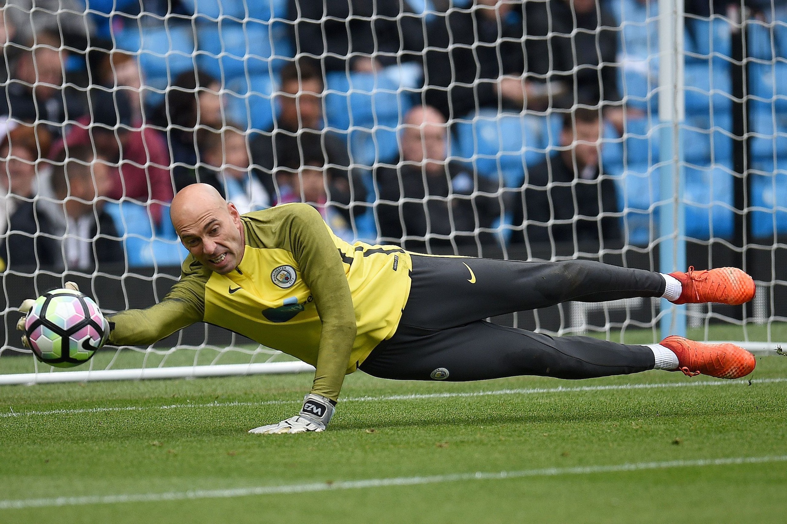 Manchester City's Argentinian goalkeeper Willy Caballero warms up ahead of the English Premier League football match between Manchester City and Crystal Palace at the Etihad Stadium in Manchester, north west England, on May 6, 2017. / AFP PHOTO / Oli SCAR