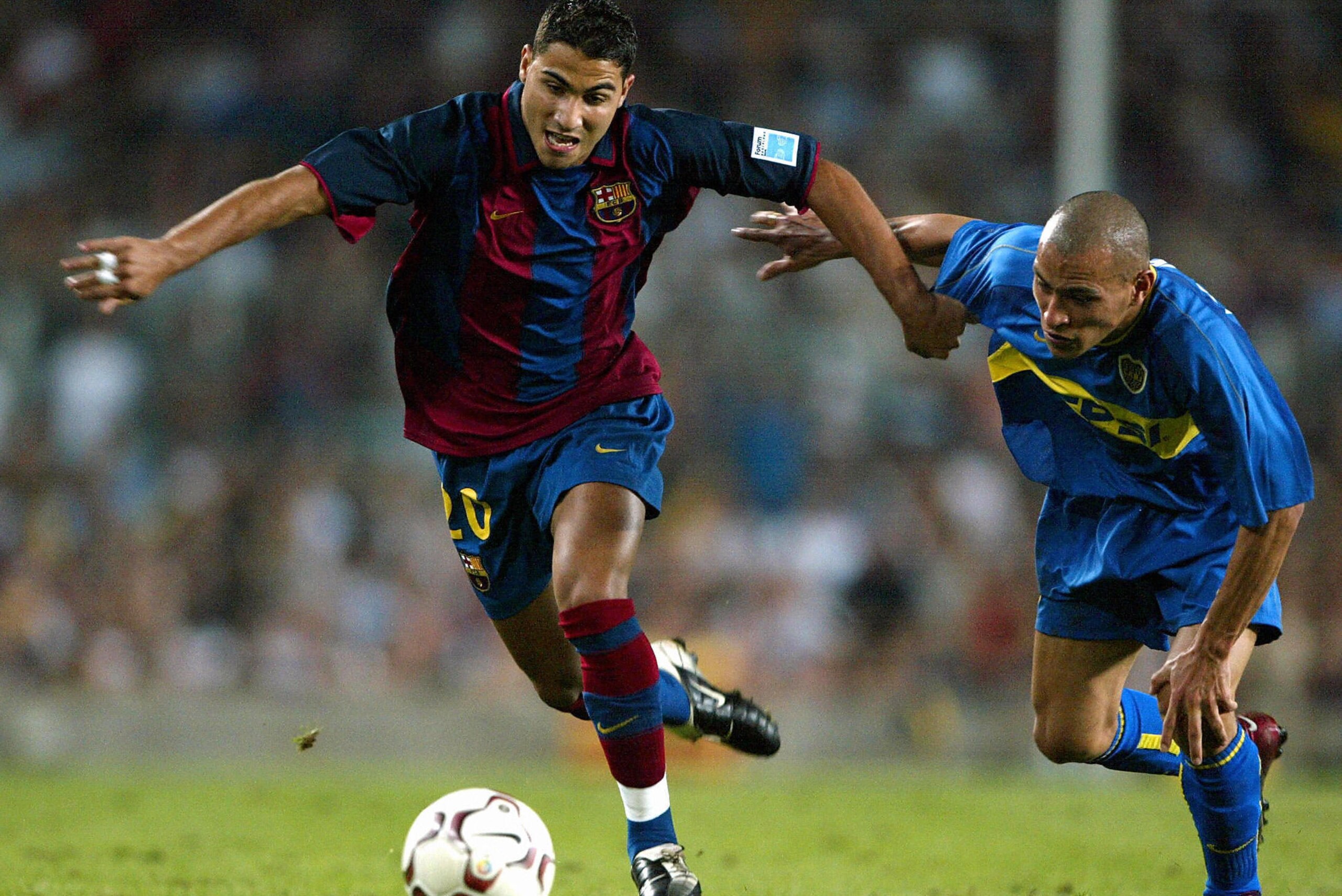 Barcelona's Ricardo Quaresma of Portugal (L) vies with Boca Junior's  Rodriguez during a  Joan Gamper Tournament friendly match in  Barcelona 22 August 2003.    (Photo credit should read CESAR RANGEL/AFP/Getty Images)