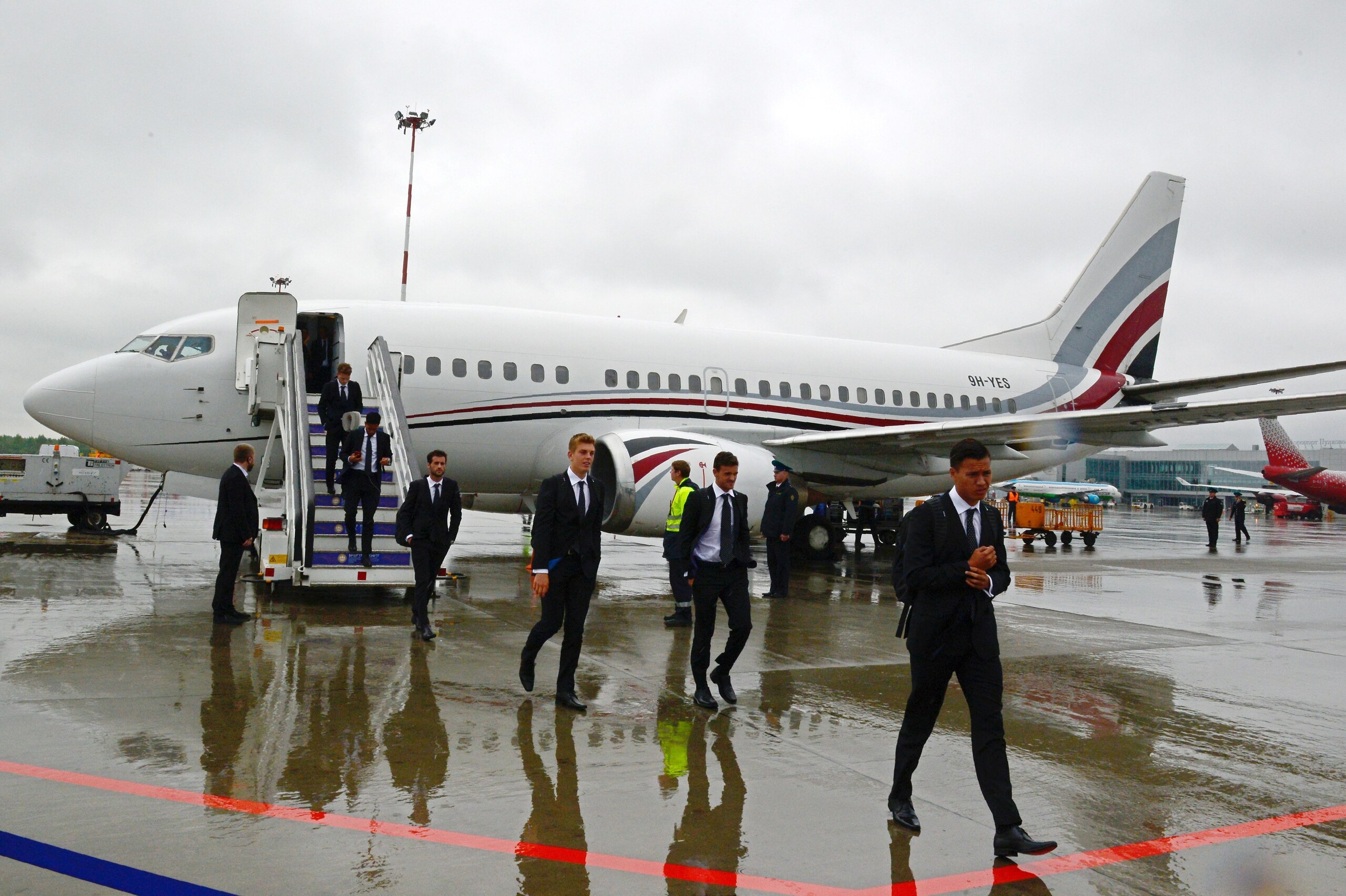 New Zealand's national team players arrive at Pulkovo International Airport in Saint Petersburg on June 9, 2017 ahead of the 2017 FIFA Confederations Cup football tournament in Russia. / AFP PHOTO / OLGA MALTSEVA        (Photo credit should read OLGA MALT