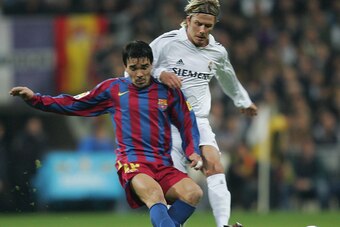 Madrid, SPAIN:  Barcelona's Brazilian Deco (L) vies with Real Madrid's Britton David Beckham (R) during their Spanish Liga football match in Santiago Bernabeu stadium in Madrid, 19 November 2005. AFP PHOTO/ Pierre-Philippe MARCOU  (Photo credit should rea