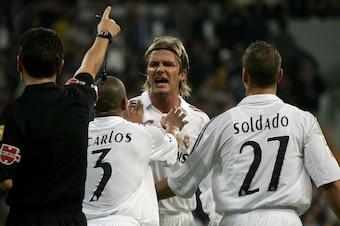 Madrid, SPAIN:  Real Madrid's David Beckham (C) screams at referee Dauden Ibanez (L) after being expelled during a Spanish League football match between Real Madrid and Valencia at the Santiago Bernabeu stadium in Madrid 23 OIctober 2005.  (Photo credit s