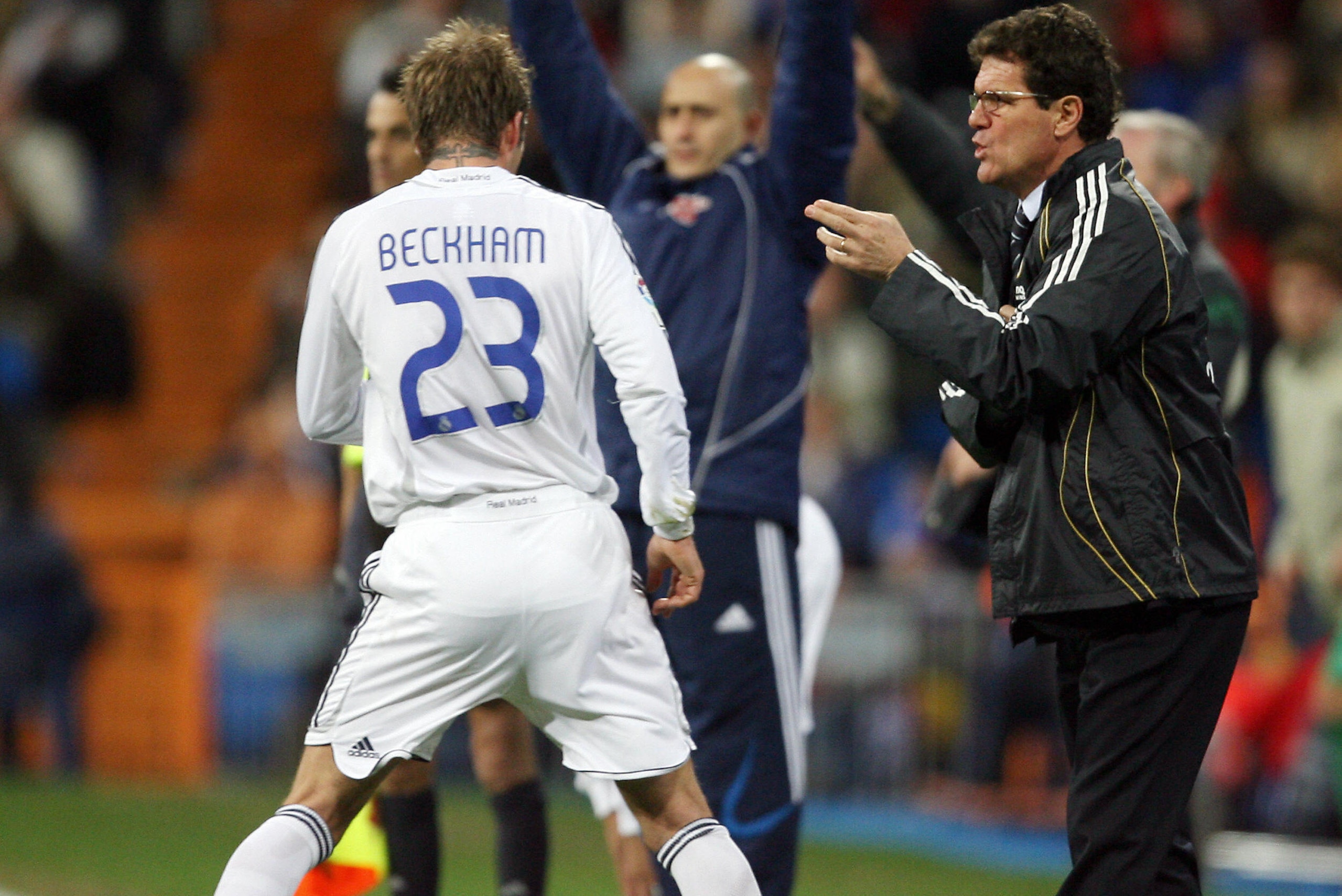 Madrid, SPAIN: Real Madrid's coach Fabio Capello (R) chats with David Beckham (L)  during their Spanish league football match at Santiago Bernabeu stadium in Madrid, 17 February 2007. AFP PHOTO/JAVIER SORIANO. (Photo credit should read JAVIER SORIANO/AFP/