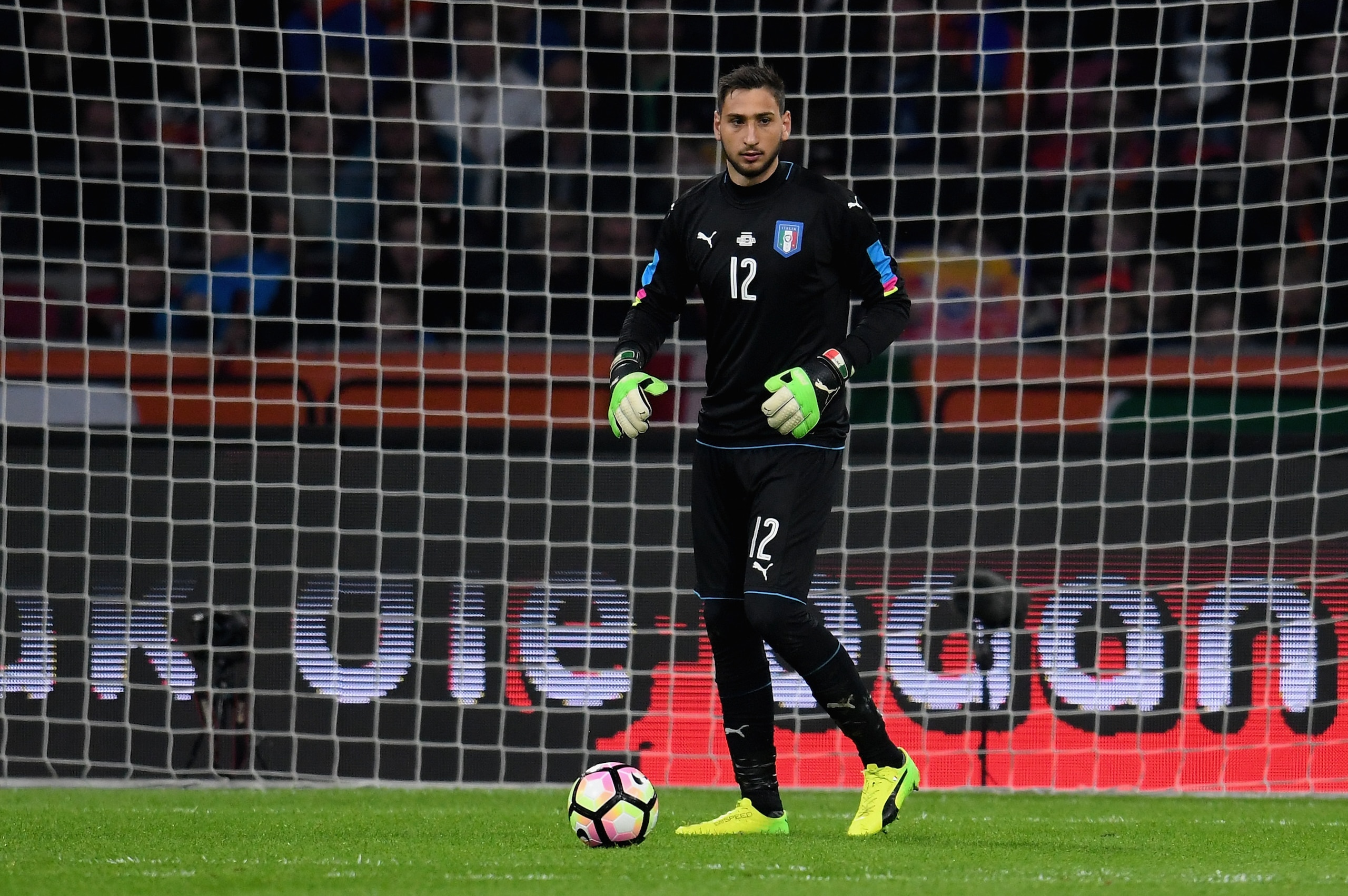 AMSTERDAM, NETHERLANDS - MARCH 28:  Gianluigi Donnarumma of Italy in action during the international friendly match between Netherlands and Italy at Amsterdam Arena on March 28, 2017 in Amsterdam, Netherlands.  (Photo by Claudio Villa/Getty Images)