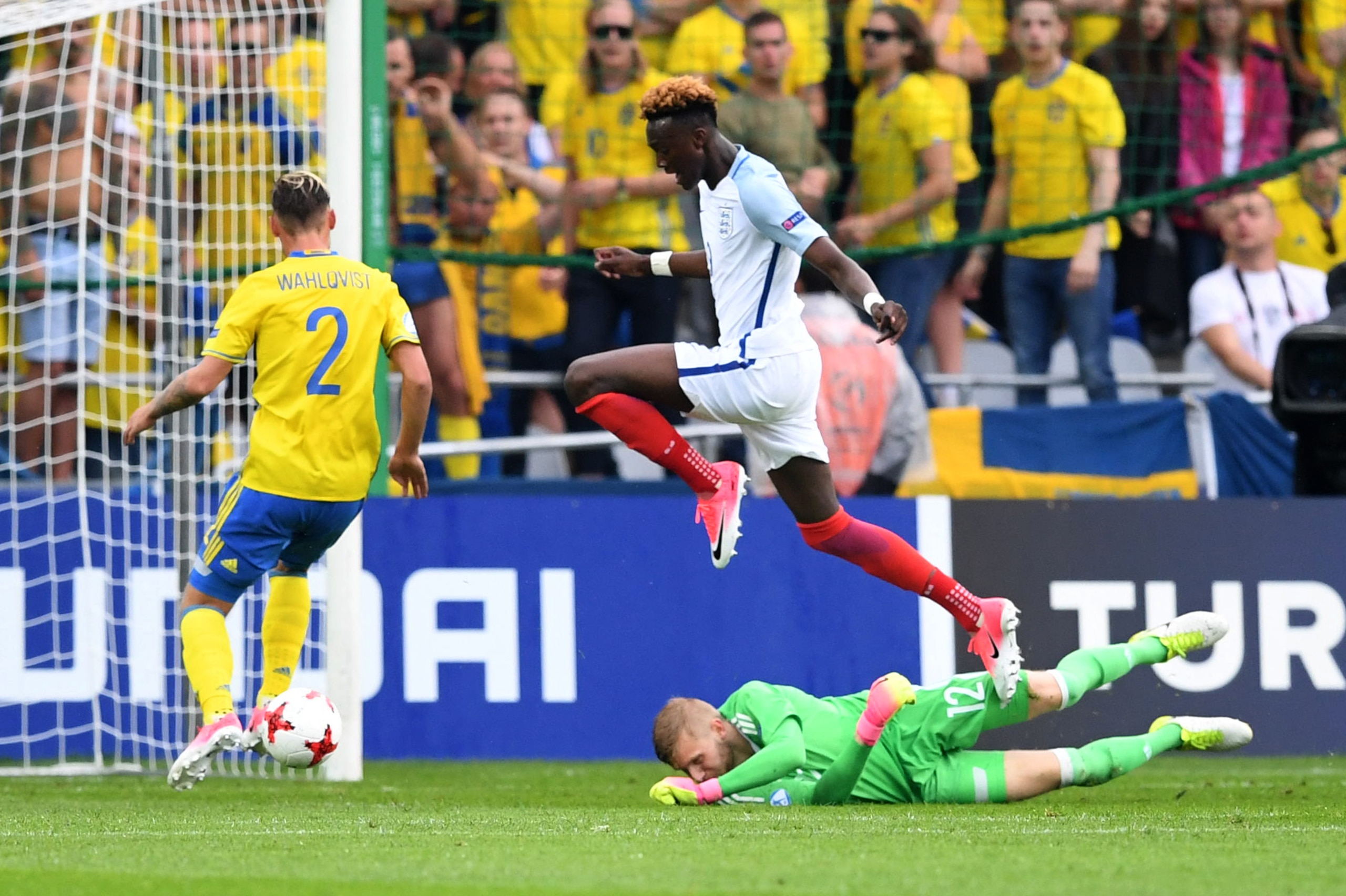 Sweden's goalkeeper Anton Cajtoft (below) and England's forward Tammy Abraham (C) vie for the ball during an UEFA U21 European Championship Group A football match between Sweden and England in Kielce on June 16, 2017. / AFP PHOTO / PIOTR NOWAK        (Pho