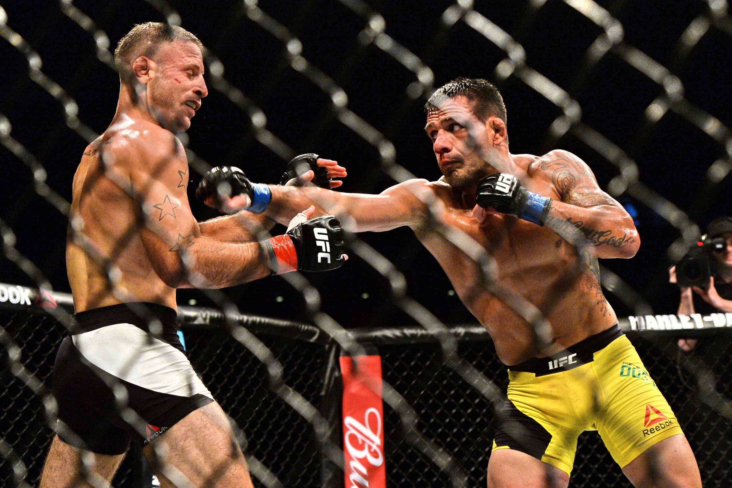 Tarec Saffiedine of Belgium competes against Rafael dos Anjos of Brazil (R) during their UFC welterweight at the UFC Fight Night in Singapore on June 17, 2017. / AFP PHOTO / Roslan RAHMAN (Photo credit should read ROSLAN RAHMAN/AFP/Getty Images) Tarec Saffiedine of Belgium competes against Rafael dos Anjos of Brazil (R) during their UFC welterweight at the UFC Fight Night in Singapore on June 17, 2017. / AFP PHOTO / Roslan RAHMAN (Photo credit should read ROSLAN RAHMAN/AFP/Getty Images)