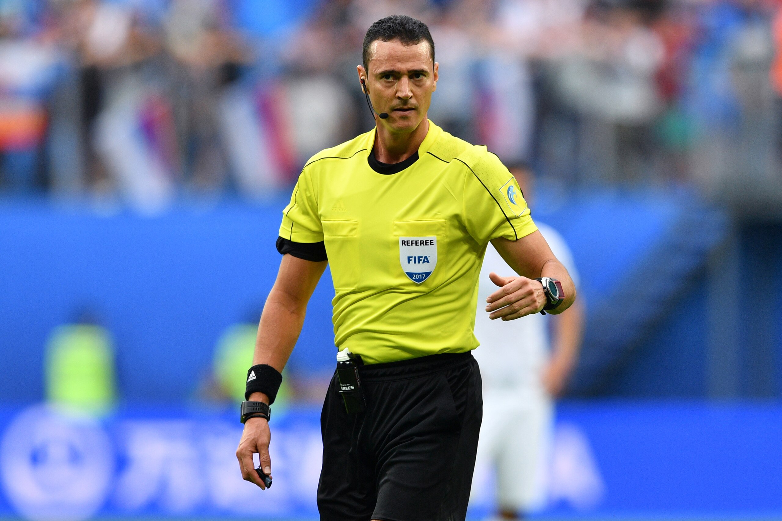 Colombian referee Wilmar Roldan officiates the 2017 Confederations Cup group A football match between Russia and New Zealand at the Krestovsky Stadium in Saint-Petersburg on June 17, 2017. / AFP PHOTO / Mladen ANTONOV (Photo credit should read MLAD Colombian referee Wilmar Roldan officiates the 2017 Confederations Cup group A football match between Russia and New Zealand at the Krestovsky Stadium in Saint-Petersburg on June 17, 2017. / AFP PHOTO / Mladen ANTONOV (Photo credit should read MLAD