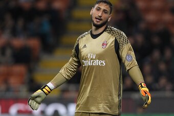 MILAN, ITALY - MAY 07:  Gianluigi Donnarumma of AC Milan shows his dejection during the Serie A match between AC Milan and AS Roma at Stadio Giuseppe Meazza on May 7, 2017 in Milan, Italy.  (Photo by Marco Luzzani/Getty Images)