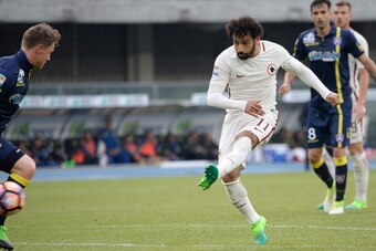 VERONA, ITALY - MAY 20:  Mohamed Salah (R) of  AS Roma scores  his team's fourth goal during the Serie A match between AC ChievoVerona and AS Roma at Stadio Marc'Antonio Bentegodi on May 20, 2017 in Verona, Italy.  (Photo by Dino Panato/Getty Images)
