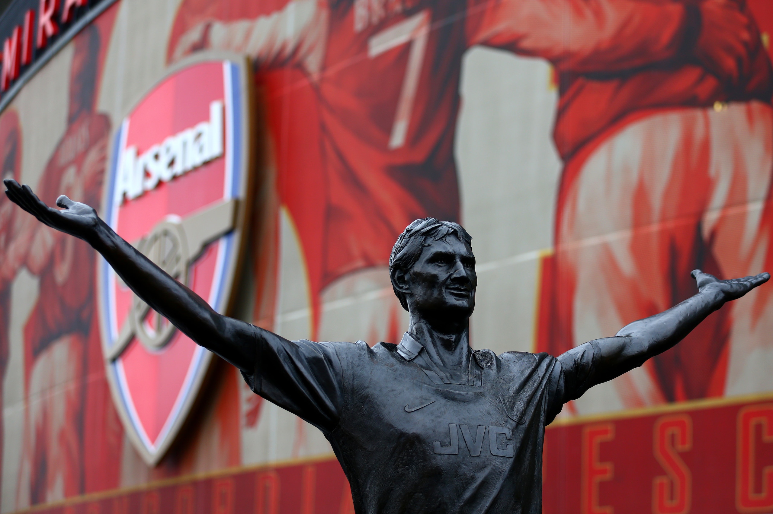 LONDON, ENGLAND - JANUARY 24:  A general view of the Tony Adams statue outside the stadium before the Barclays Premier League match between Arsenal and Chelsea at Emirates Stadium on January 24, 2016 in London, England.  (Photo by Clive Mason/Getty Images