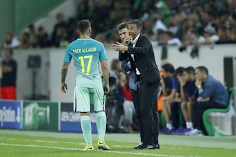 (L-R) Paco Alcacer of FC Barcelona, coach Luis Enrique of FC Barcelona during the UEFA Champions League group C match between Borussia Monchengladbach and FC Barcelona on September 28, 2016 at the Borussia Park stadium in Monchengladbach, Germany(Photo by