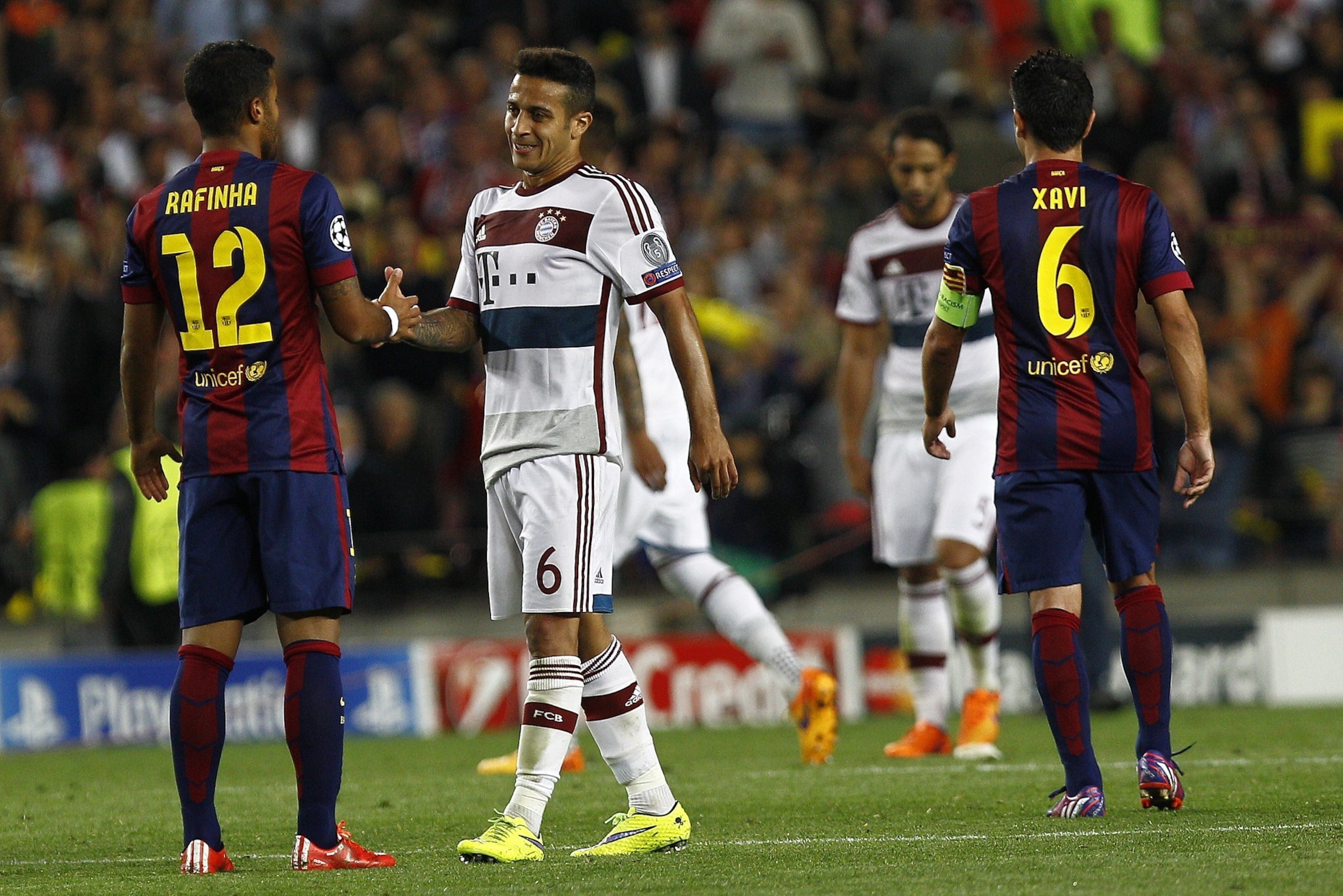 Barcelona's midfielder Rafinha (L) shakes hands with his brother Bayern Munich's Spanish midfielder Thiago Alcantara (C) during the UEFA Champions League football match FC Barcelona vs FC Bayern Muenchen at the Camp Nou stadium in Barcelona on May 6, 2015