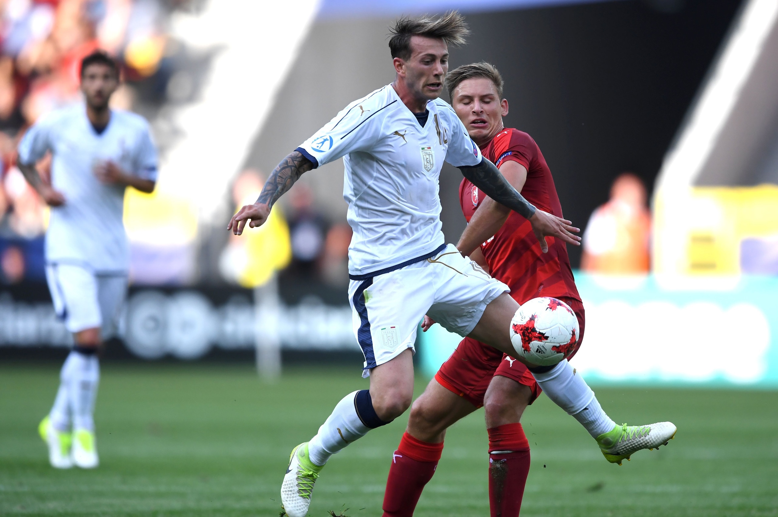 Italy's forward Federico Bernardeschi (L) and Czech Republic's midfielder Michal Hubinek vie for the ball during the UEFA U-21 European Championship Group C football match Czech Republic v Italy in Tychy, Poland on June 21, 2017. / AFP PHOTO / PIOTR NOWAK Italy's forward Federico Bernardeschi (L) and Czech Republic's midfielder Michal Hubinek vie for the ball during the UEFA U-21 European Championship Group C football match Czech Republic v Italy in Tychy, Poland on June 21, 2017. / AFP PHOTO / PIOTR NOWAK
