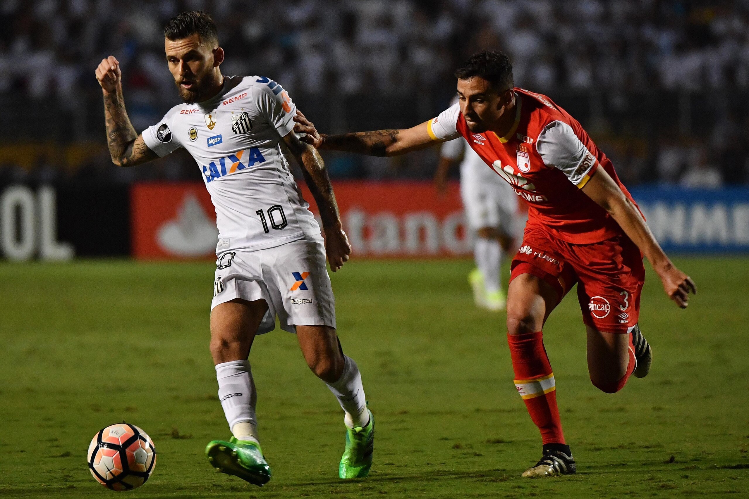 Lucas Lima (L) of Brazils Santos, vies for the ball with Jose Moya (R) of Colombias Santa Fe, during their 2017 Copa Libertadores football match held at Pacaembu stadium, in Sao Paulo, Brazil, on May 4, 2017. / AFP PHOTO / NELSON ALMEIDA (Photo cre Lucas Lima (L) of Brazils Santos, vies for the ball with Jose Moya (R) of Colombias Santa Fe, during their 2017 Copa Libertadores football match held at Pacaembu stadium, in Sao Paulo, Brazil, on May 4, 2017. / AFP PHOTO / NELSON ALMEIDA (Photo cre
