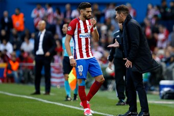 MADRID, SPAIN - MAY 10: Yannick Carrasco of Atletico Madrid speak with Head coach Diego Simeone of Atletico Madrid during the UEFA Champions League Semi Final second leg match between Club Atletico de Madrid and Real Madrid CF at Vicente Calderon Stadium 
