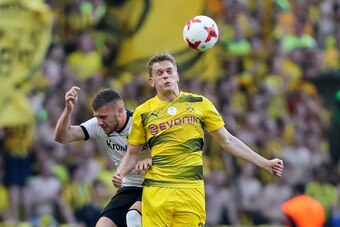 BERLIN, GERMANY - MAY 27: Matthias Ginter (BVB )und Ante Rebic of Frankfurt battle for the ball during the DFB Cup final match between Eintracht Frankfurt and Borussia Dortmund at Olympiastadion on May 27, 2017 in Berlin, Germany. (Photo by TF-Images/Gett