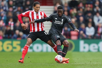 SOUTHAMPTON, ENGLAND - MARCH 20:  Virgil van Dijk of Southampton and Divock Origi of Liverpool during the Barclays Premier League match between Southampton and Liverpool on March 20, 2016 in Southampton, United Kingdom.  (Photo by Catherine Ivill - AMA/Ge
