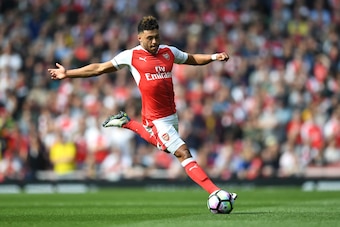 LONDON, ENGLAND - MAY 07:  Alex Oxlade-Chamberlain of Arsenal in action during the Premier League match between Arsenal and Manchester United at Emirates Stadium on May 7, 2017 in London, England.  (Photo by Laurence Griffiths/Getty Images)