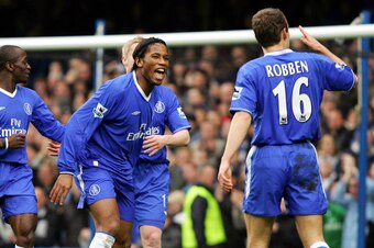 LONDON, UNITED KINGDOM:  Chelsea's Ivorian striker Didier Drogba (C) and Arjen Robben (R) celebrate scoring the opening goal after Robben crossed for Drogba to score against Portsmouth during the Premiership match at Stamford Bridge in London, 22 January 