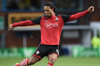 Southampton's Dutch defender Virgil van Dijk warms up ahead of the English Premier League football match between Burnley and Southampton at Turf Moor in Burnley, north west England on January 14, 2017. / AFP / Oli SCARFF / RESTRICTED TO EDITORIAL USE. No 