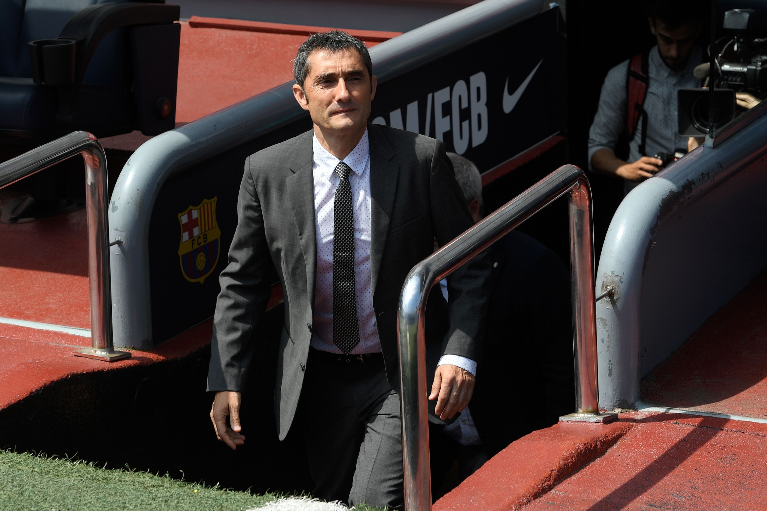Barcelona's new coach Ernesto Valverde arrives at the pitch during his official presentation at the Camp Nou stadium in Barcelona on June 1, 2017, after signing his new contract with the Catalan club. / AFP PHOTO / LLUIS GENE        (Photo credit should r