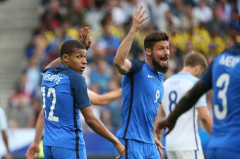 PARIS, FRANCE - JUNE 13: Kylian Mbappe and Olivier Giroud of France react during the international friendly match between France and England at Stade de France on June 13, 2017 in Saint-Denis near Paris, France. (Photo by Jean Catuffe/Getty Images)