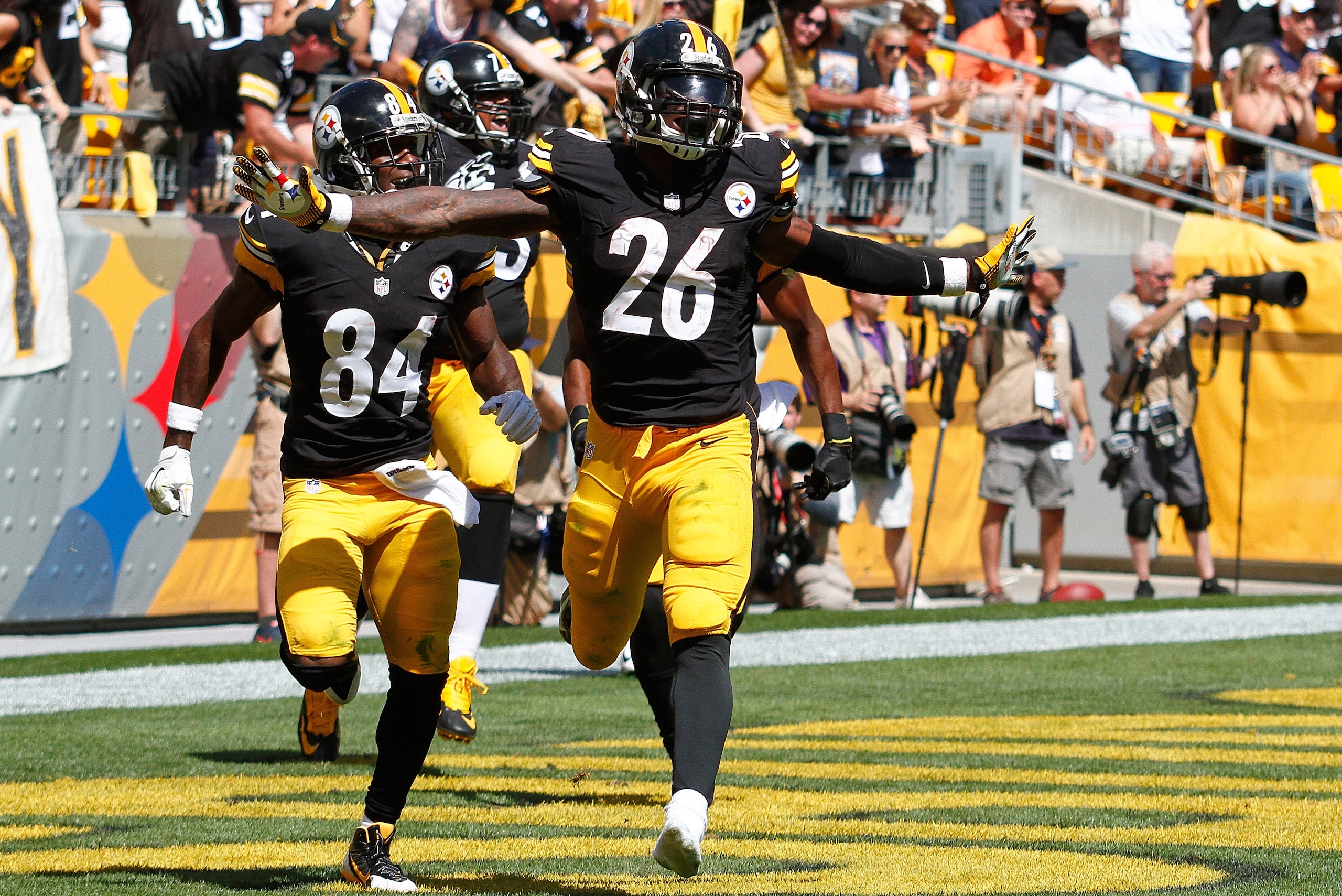PITTSBURGH, PA - SEPTEMBER 7:  Le'Veon Bell #26 celebrates his touchdown with Antonio Brown #84 of the Pittsburgh Steelers during the second quarter against the Cleveland Browns at Heinz Field on September 7, 2014 in Pittsburgh, Pennsylvania.  (Photo by J
