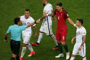 Iran's referee Alireza Faghani gestures towards Portugal's defender Jose Fonte (2R) during the 2017 Confederations Cup semi-final football match between Portugal and Chile at the Kazan Arena in Kazan on June 28, 2017. / AFP PHOTO / Roman Kruchinin        