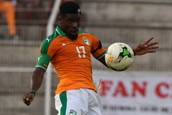 Ivory Coast's Serge Aurier controls the ball  during the 2019 Africa Cup of Nations qualifying football match between Ivory Coast and Guinea at the Stade de la Paix in Bouake, on June 10, 2017. / AFP PHOTO / ISSOUF SANOGO        (Photo credit should read 