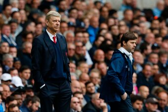 Arsenal's French manager Arsene Wenger (L) and Tottenham Hotspur's Argentinian head coach Mauricio Pochettino watch during the English Premier League football match between Tottenham Hotspur and Arsenal at White Hart Lane in London, on April 30, 2017.  / 
