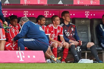 MUNICH, GERMANY - MAY 20: Philipp Lahm of Bayern Muenchen 2.v.r. hat nach nach seiner Auswechslung neben Renato Sanches of Bayern Muenchen , Douglas Costa of Bayern Muenchen and Goalkeeper Leo Weinkauf of Bayern Muenchen Platz genommen controls the ball d