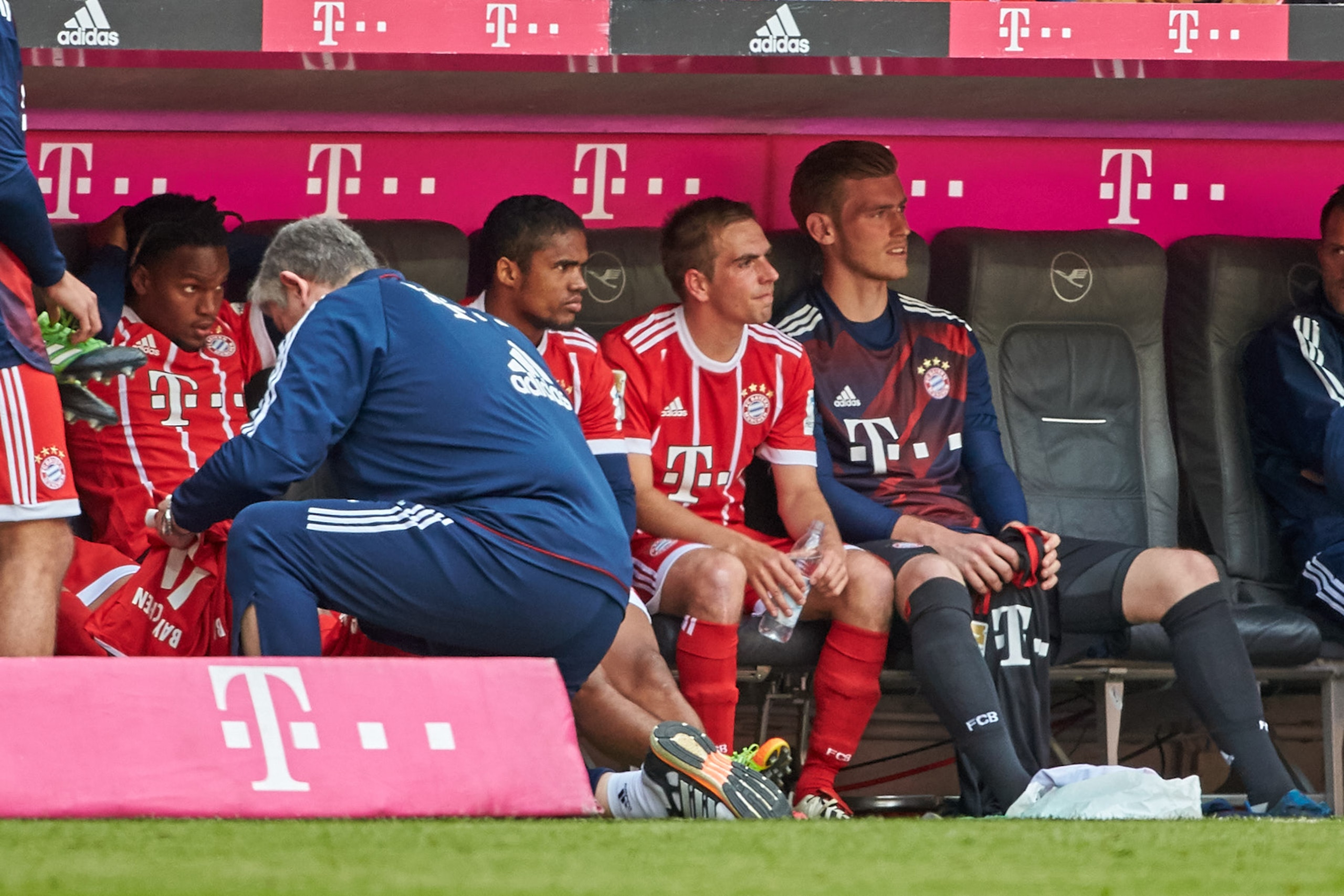 MUNICH, GERMANY - MAY 20: Philipp Lahm of Bayern Muenchen 2.v.r. hat nach nach seiner Auswechslung neben Renato Sanches of Bayern Muenchen , Douglas Costa of Bayern Muenchen and Goalkeeper Leo Weinkauf of Bayern Muenchen Platz genommen controls the ball d