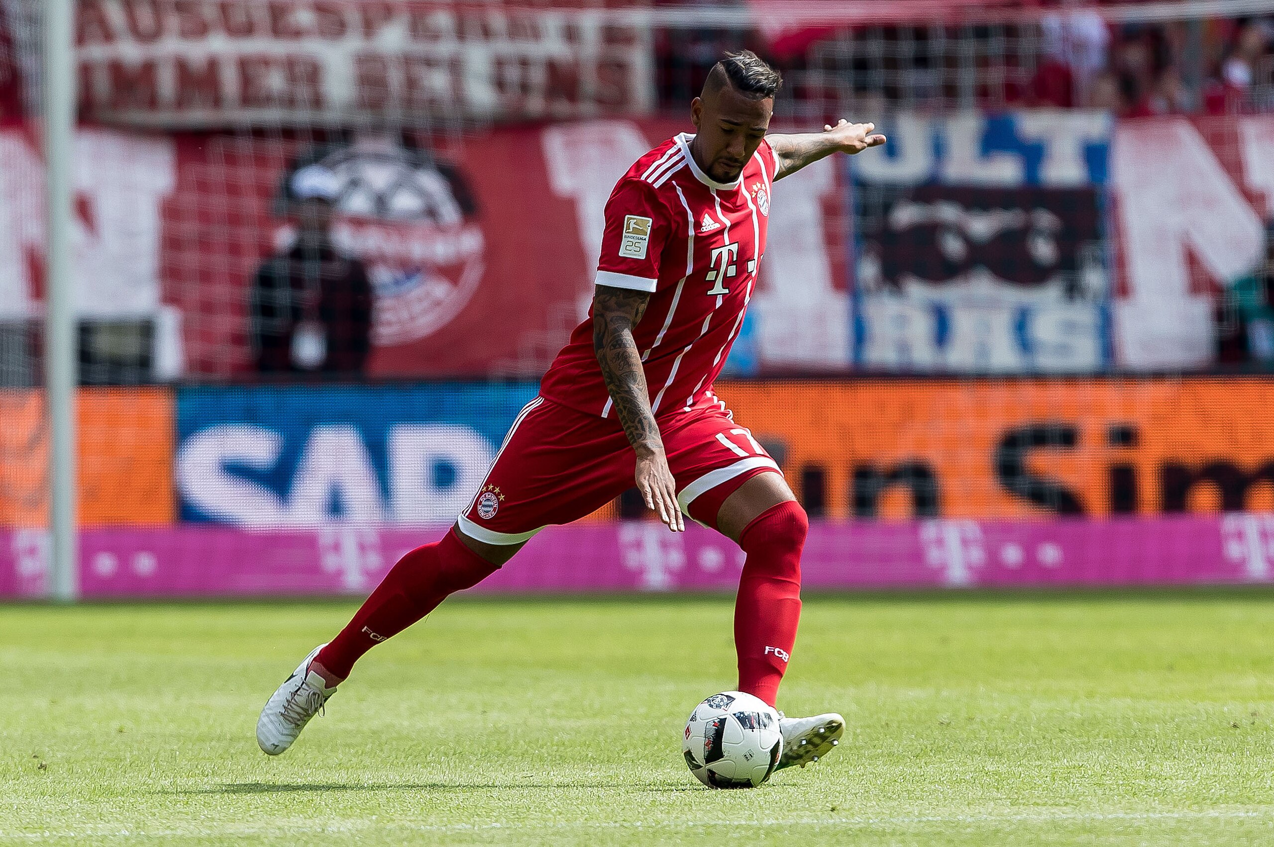 MUNICH, GERMANY - MAY 20: Jerome Boateng of Bayern Muenchen controls the ball during the Bundesliga match between Bayern Muenchen and SC Freiburg at Allianz Arena on May 20, 2017 in Munich, Germany. (Photo by TF-Images/Getty Images)