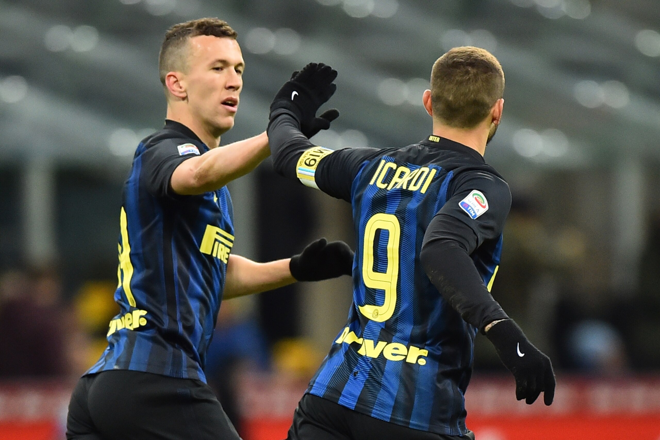Inter Milan's forward from Argentina Mauro Icardi (R) celebrates with Inter Milan's forward from Croatia Ivan Perisic  after scoring a goal during the Italian Serie A football match Inter Milan vs Chievo at 'San Siro' stadium in Milan on January 14 , 2017