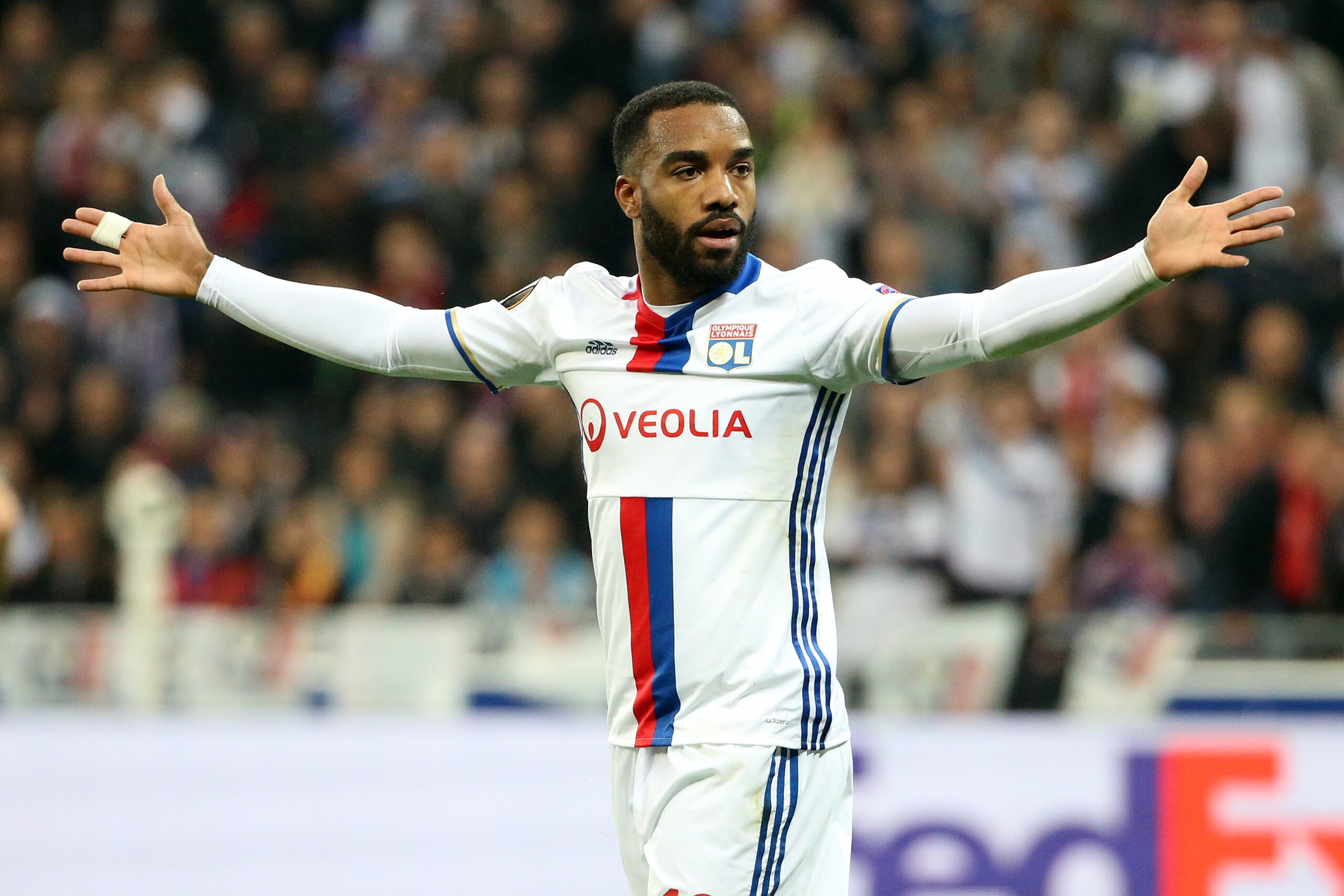 LYON, FRANCE - MAY 11: Alexandre Lacazette of Lyon during the UEFA Europa League, semi final second leg match between Olympique Lyonnais (OL) and Ajax Amsterdam at Parc OL on May 11, 2017 in Lyon, France. (Photo by Jean Catuffe/Getty Images) LYON, FRANCE - MAY 11: Alexandre Lacazette of Lyon during the UEFA Europa League, semi final second leg match between Olympique Lyonnais (OL) and Ajax Amsterdam at Parc OL on May 11, 2017 in Lyon, France. (Photo by Jean Catuffe/Getty Images)