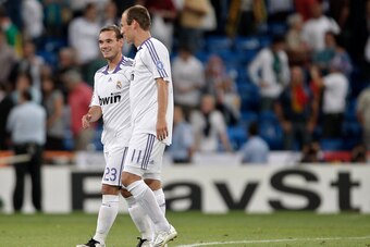 MADRID, SPAIN - SEPTEMBER 18:  Arjen Robben (R) of Real Madrid walks of the pitch with his teammate and fellow countryman Wesley Sneijder at the end of the UEFA Champions League Group C match between Real Madrid and Werder Bremen at the Santiago Bernabeu 