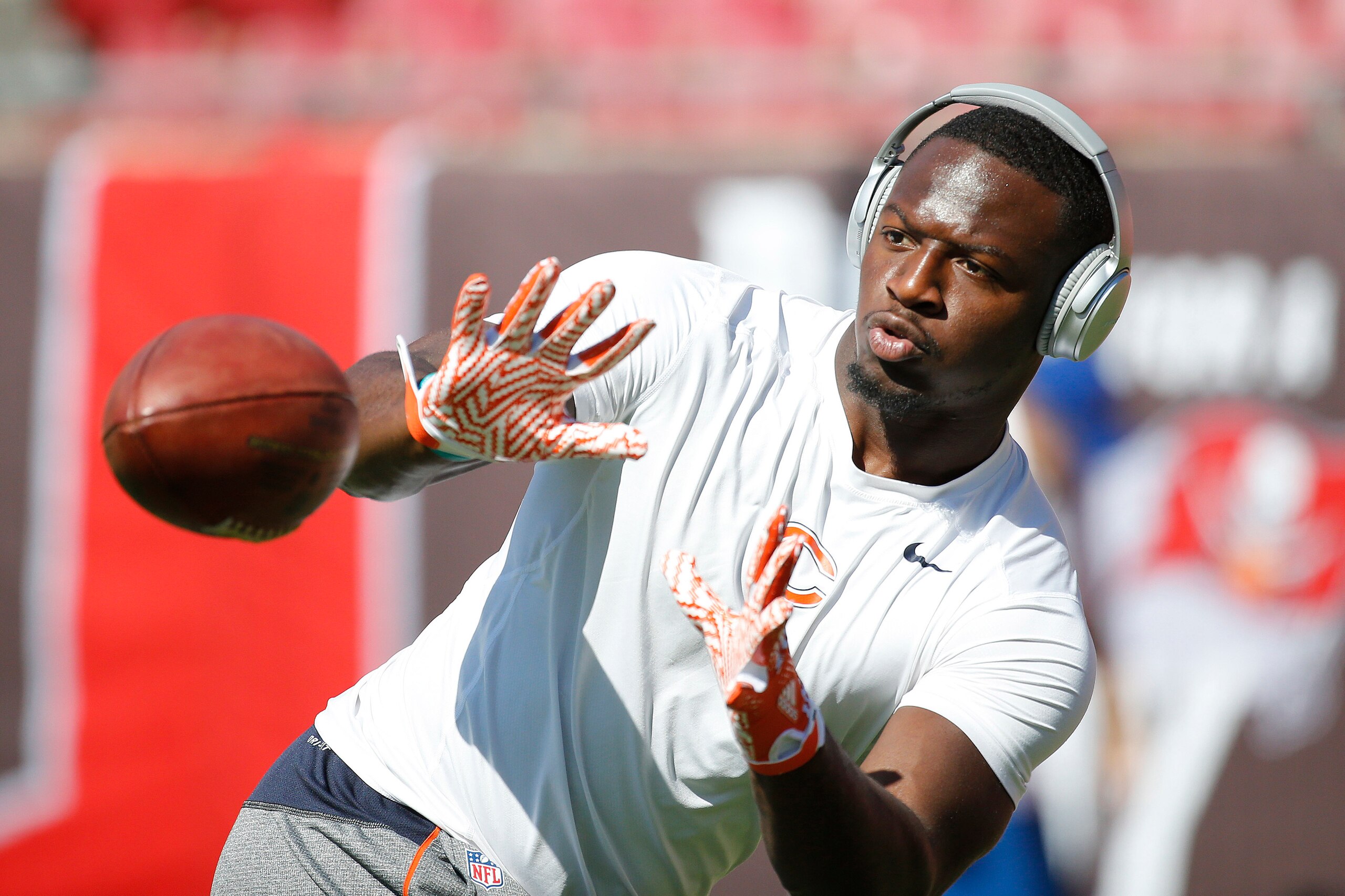 Nov 13, 2016; Tampa, FL, USA;  Chicago Bears running back Jordan Howard (24) works out prior to the game against the Tampa Bay Buccaneers at Raymond James Stadium. Mandatory Credit: Kim Klement-USA TODAY Sports