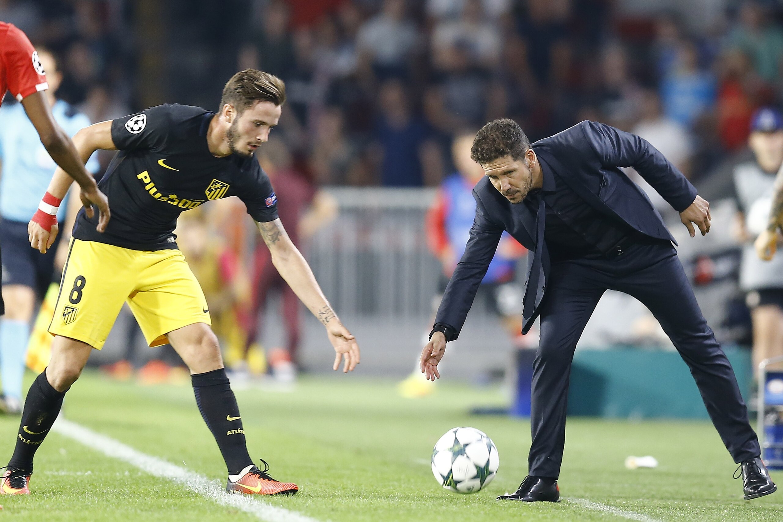 (l-r) Saul Niguez of Atletico Madrid, Diego Simeone of Atletico Madrid during the UEFA Champions League group D match between PSV Eindhoven and Atletico Madrid on September 13, 2016 at the Philips stadium in Eindhoven, The Netherlands.(Photo by VI Images 