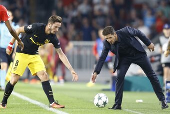 (l-r) Saul Niguez of Atletico Madrid, Diego Simeone of Atletico Madrid during the UEFA Champions League group D match between PSV Eindhoven and Atletico Madrid on September 13, 2016 at the Philips stadium in Eindhoven, The Netherlands.(Photo by VI Images (l-r) Saul Niguez of Atletico Madrid, Diego Simeone of Atletico Madrid during the UEFA Champions League group D match between PSV Eindhoven and Atletico Madrid on September 13, 2016 at the Philips stadium in Eindhoven, The Netherlands.(Photo by VI Images