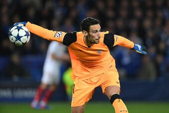 LEICESTER, ENGLAND - MARCH 14: Sergio Rico of Sevilla in action during the UEFA Champions League Round of 16 second leg match between Leicester City and Sevilla FC at The King Power Stadium on March 14, 2017 in Leicester, United Kingdom. (Photo by Etsuo H