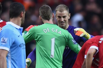 MANCHESTER, ENGLAND - OCTOBER 25: Joe Hart of Manchester City and David De Gea of Manchester United applaud each other after the 0-0 draw in the Barclays Premier League match between Manchester United and Manchester City at Old Trafford on October 25, 201