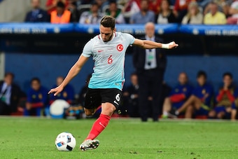 Turkey's midfielder Hakan Calhanoglu attempts a free kick during the Euro 2016 group D football match between Spain and Turkey at the Allianz Riviera stadium in Nice on June 17, 2016.  / AFP / TOBIAS SCHWARZ        (Photo credit should read TOBIAS SCHWARZ