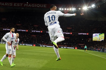 PARIS, FRANCE - MARCH 19:  Alexandre Lacazette of Lyon celebrate his goal with teammattes during the French Ligue 1 match between Paris Saint Germain and Lyon OL at Parc des Princes on March 19, 2017 in Paris, France.  (Photo by Xavier Laine/Getty Images)