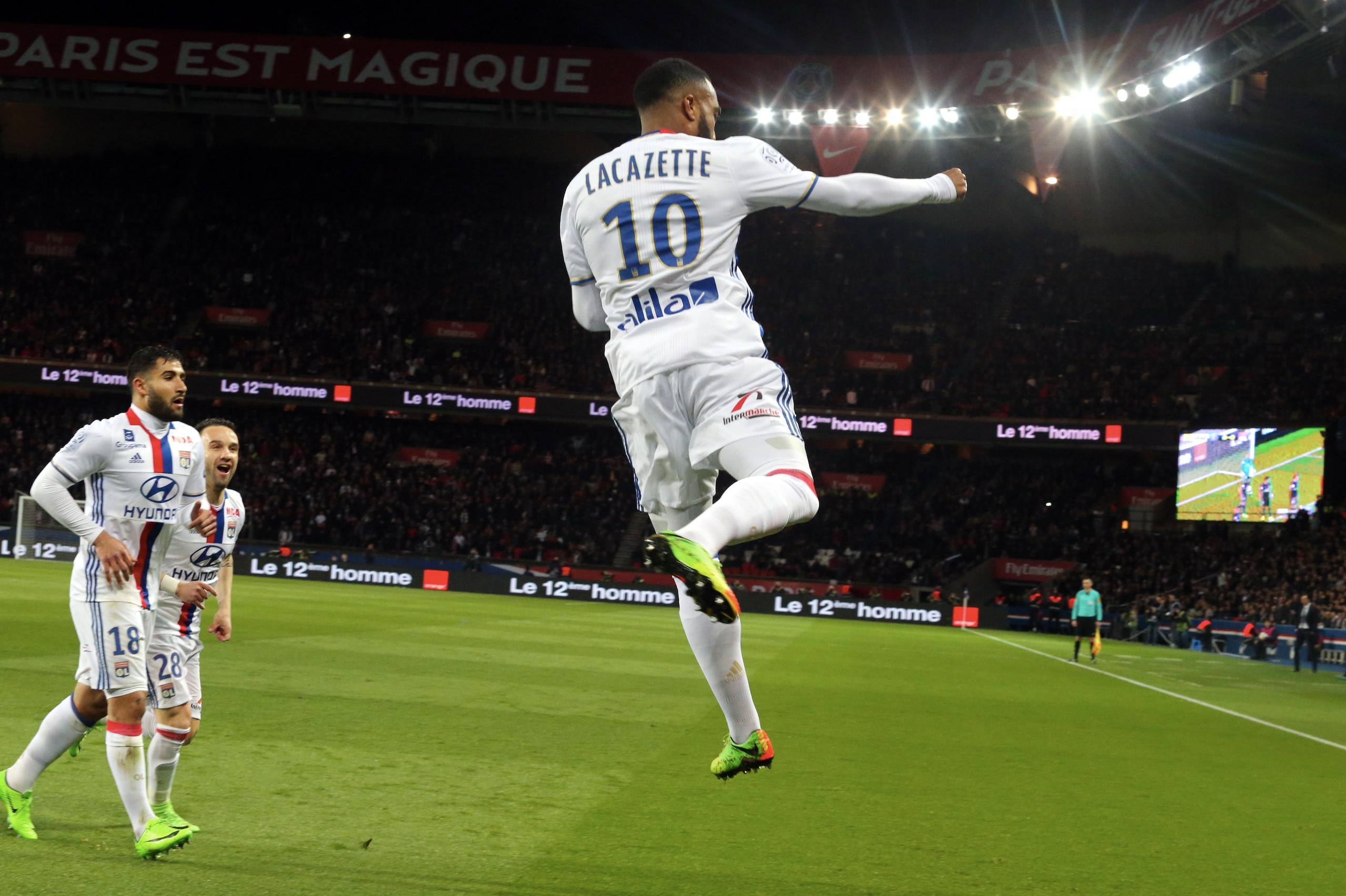 PARIS, FRANCE - MARCH 19: Alexandre Lacazette of Lyon celebrate his goal with teammattes during the French Ligue 1 match between Paris Saint Germain and Lyon OL at Parc des Princes on March 19, 2017 in Paris, France. (Photo by Xavier Laine/Getty Images) PARIS, FRANCE - MARCH 19: Alexandre Lacazette of Lyon celebrate his goal with teammattes during the French Ligue 1 match between Paris Saint Germain and Lyon OL at Parc des Princes on March 19, 2017 in Paris, France. (Photo by Xavier Laine/Getty Images)