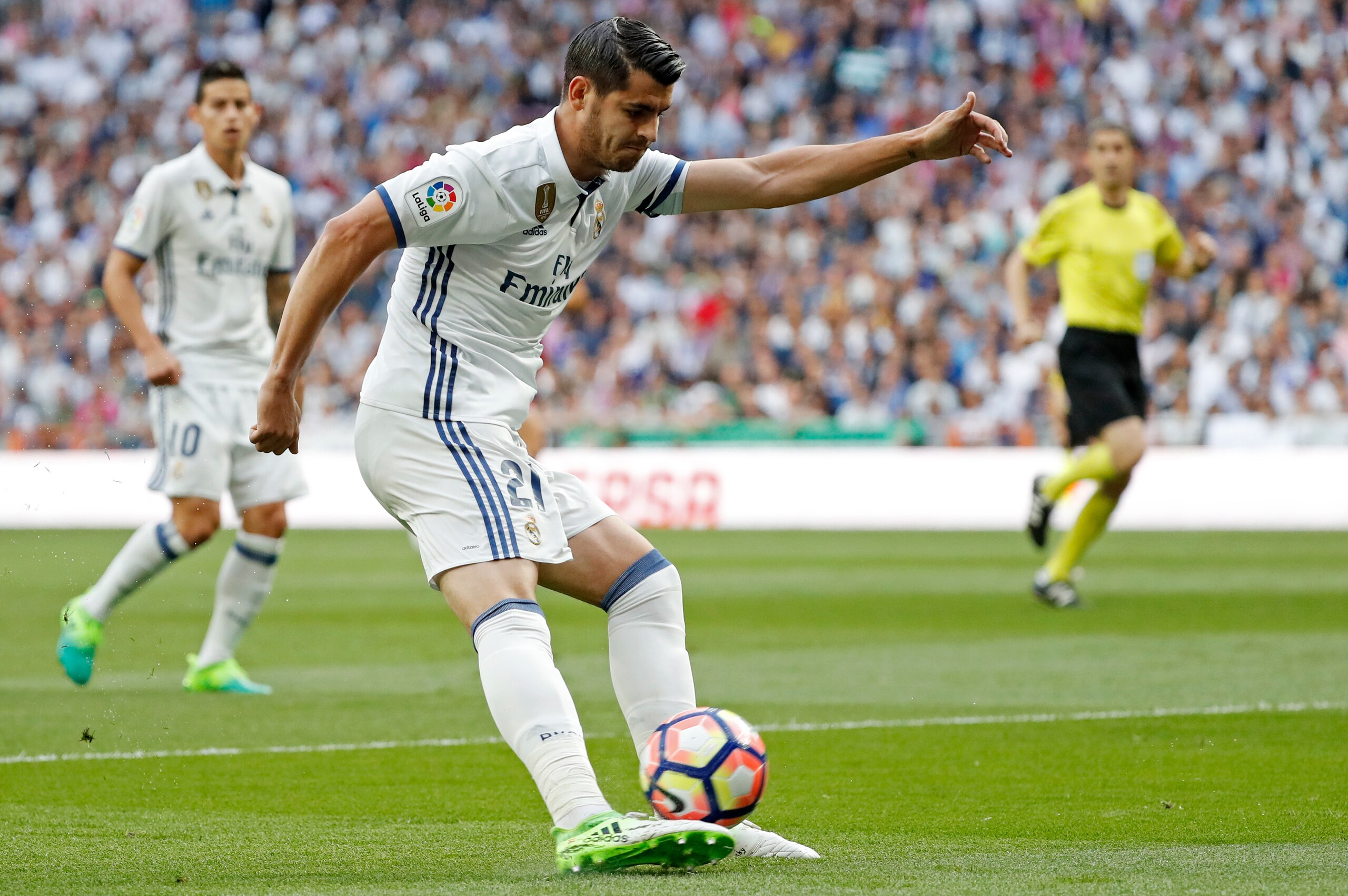 MADRID, SPAIN - MAY 14: Alvaro Morata of Real Madrid controls the ball during the La Liga match between Real Madrid CF and Sevilla CF at Estadio Santiago Bernabeu on May 14, 2017 in Madrid, Spain. (Photo by TF-Images/Getty Images)