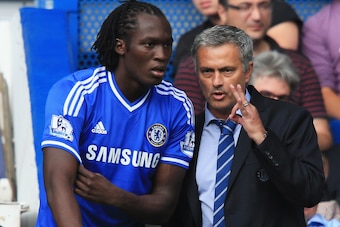 LONDON, ENGLAND - AUGUST 18:  Chelsea manager Jose Mourinho talks to substitute Romelu Lukaku of Chelsea during the Barclays Premier League match between Chelsea and Hull City at Stamford Bridge on August 18, 2013 in London, England.  (Photo by Richard He